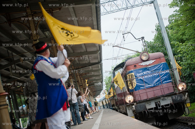 Sopot. Dworzec PKP. Pociag Transcassubia przywozl grupy...
