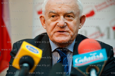 Gdynia. Gdynia. Biuro poselskie Leszka Millera. Konferencja...