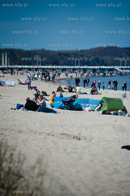 Tlumy mieszkancow i turystow na plazy i ulicach Sopotu,...