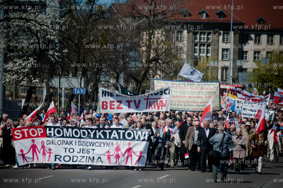 Gdansk. Manifestacja sympatykow Prawa i Sprawiedliwosci...