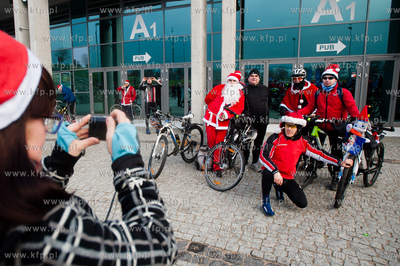Gdansk. Parking pod Ergo Arena. Coroczna akcja Mikolaje...