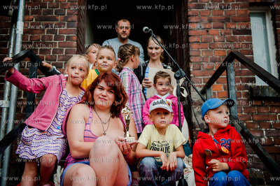 Gdansk. Podworko ulic Robotniczej i Jana z Kolna. Sasiedzi...