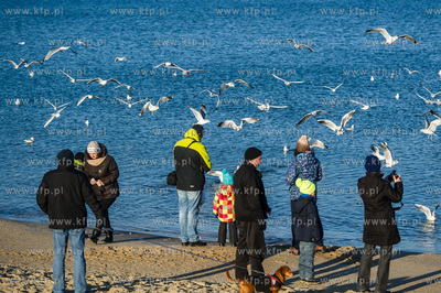 Gdansk. Mrozne, sloneczne, sobotnie popoludnie na plazy...