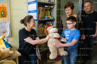 Gdansk.  Magdalena Rozczka odwiedzila dzieci w Klinice...