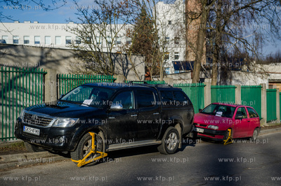 Gdansk. Nalozone przez Straz Miejska blokady na kolach...