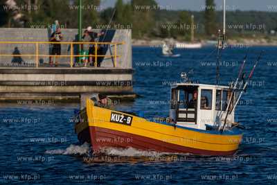 Kuter rybacki wplywajacy do portu w Kuznicy. 19.08.2015...