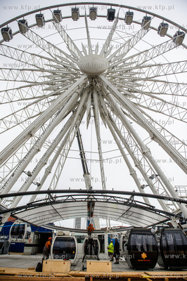 Gdansk. Montaz kola widokowego na Wyspie Spichrzow.
13.06.2016
fot....