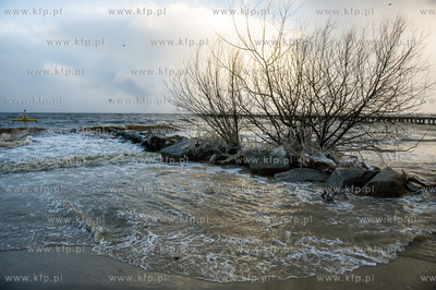 Gdynia. Orłowo. Skutki nocnego sztormu na Bałtyku.
05.01.2017
fot....