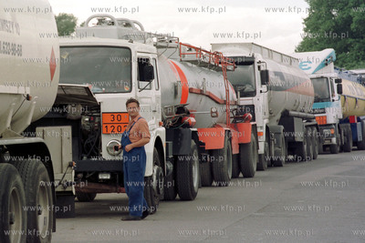 Cysterny w kolejce po paliwo przed Rafinerie Gdanska,...