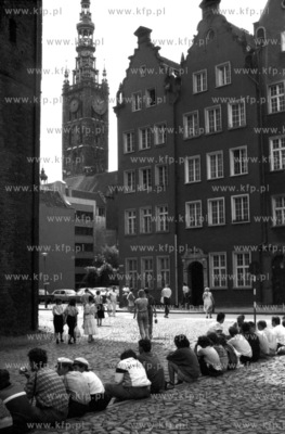 Placyk i ulica Piwna przed kosciolem Mariackim w Gdansku.W...