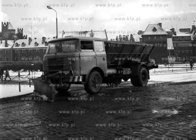 Odsniezanie ulic wokol Targu Drzewnego w Gdansku.
12.1967
0001203z_grudzien1967
Fot....