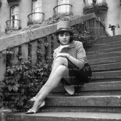 Dziewczyna przed Grand Hotelem w Sopocie. 1965 0000697z...