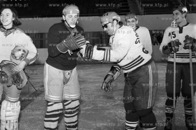 Mecz hokejowy pomiedzy druzynami dziennikarzy i aktorow,...