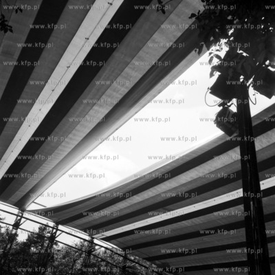 Rozerwany dach nad scena Opery Lesnej w Sopocie. Prawdopodobna...