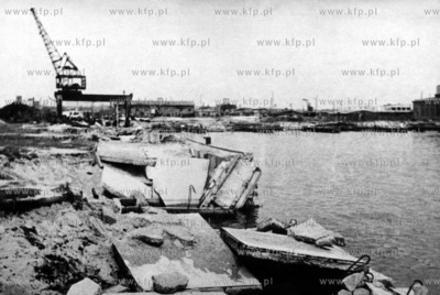 Port w Gdyni. 1945 Fot. archiwum Janusz Uklejewski...