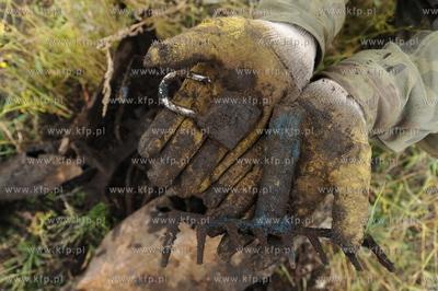 Saperzy z firmy EXPLOSIVE przeczesuja tereny pod budowe...