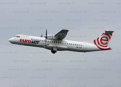 Warszawa, Okecie. Nz. ATR 72-202 EuroLOT 19.11.2008...