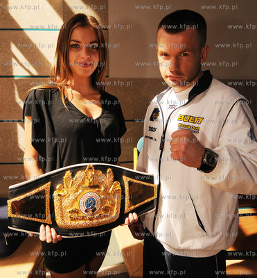 Damian Jonak piesciarz grupy BKP, ktory w walce wieczoru...