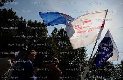 Gdynia. Pikieta pod brama do Stoczni Gdynskiej nawolujaca...