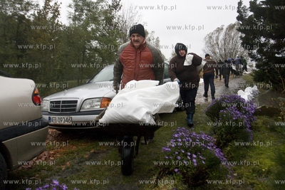Obfite opady deszczu spowodowaly liczne podtopienia....