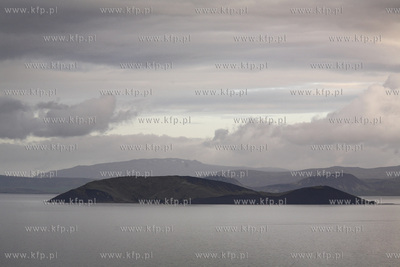 Islandia krajobraz wyspy, jezioro Pingvallavatn czerwic...