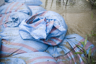 Tyniec. Umacnianie przeciekajacych walow przeciwpowodziowych...