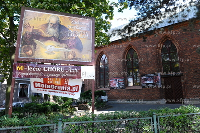 Gdansk Orunia. Antyaborcyjna wystawa na scianach kosciola...