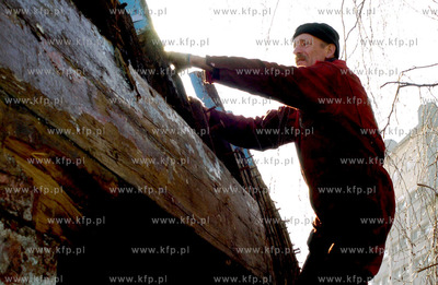 Ustka. Roman Stawikowski, wlasciciel kutra Janina,...