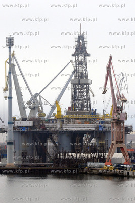 Stocznia Gdynia S.A. Widok od strony Estakady Kwiatkowskiego....