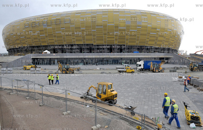Prace wykonczeniowe na miesiac przed meczem inauguracyjnym...