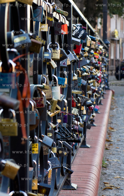 Gdansk, ul. Korzenna. Most Milosci, czyli most z klodkami...