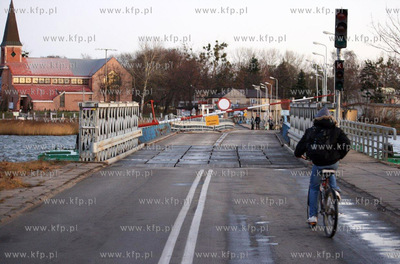 Nocna wichura uszkodzila most pontonowy w Sobieszewie....