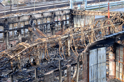 Gdansk. Dogaszanie pozaru na terenie Stoczni Gdanskiej...