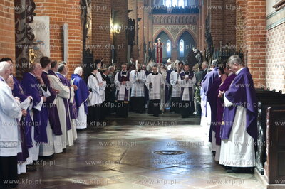 Bazylika katedralna w Pelplinie. Uroczystości pogrzebowe...