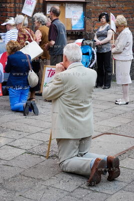 Slupsk. Manifestacja w obronie TV Trwam. Wzielo udzial...