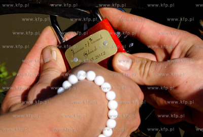 Gdansk, ul. Korzenna. Most Milosci, czyli most z klodkami...