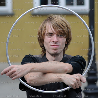 Pokaz zonglerki artystycznej w wykonaniu Krzysztofa...