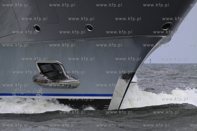 W gdanskim porcie, przy nabrzezu Obroncow Westerplatte,...