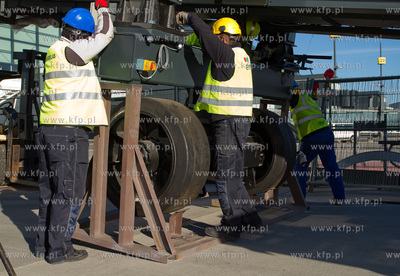Instalacja rekawow przy terminalu pasazerskim T2 na...