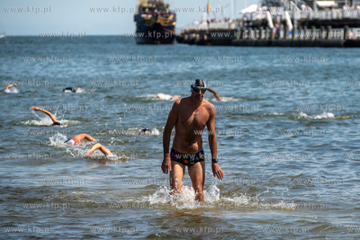 Wyścig pływacki dookoła mola w Sopocie. 20.07.2024....