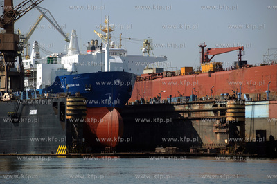 Stocznia Remontowa w Gdansku. Statek CHL INNOVATOR...