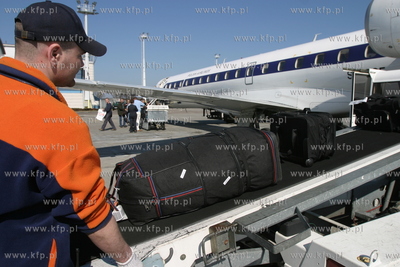 Port lotniczy w Gdansku Rebiechowie. Przed terminalem...