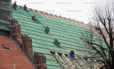 Dzien zawieszania wiechy na remontowanym dachu kosciola...