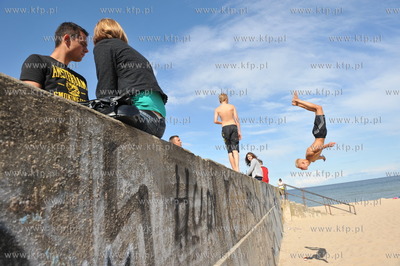 Gdansk Brzezno. Chlopcy trenuje parkour skaczac z betonowych...