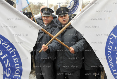 Pikieta sluzb mundurowych w Gdansku, przeciwko projektowi...