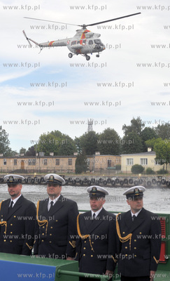 Uroczystosc nadania imienia i podniesienia bandery...