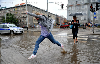 Gdansk podczas ulewy. Nz zalane skrzyzowanie 3 Maja...