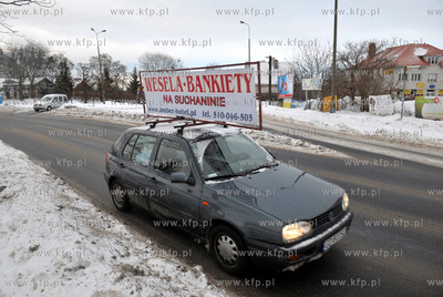 Gdansk - Suchanino. Samochod z benarem reklamujacym...