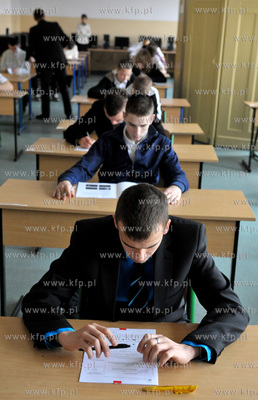 Egzamin klas trzecich z zakresu przedmiotow humanistycznych...