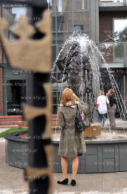 Odsloniecie fontanny Netuna na dziedzincu Kwartalu...
